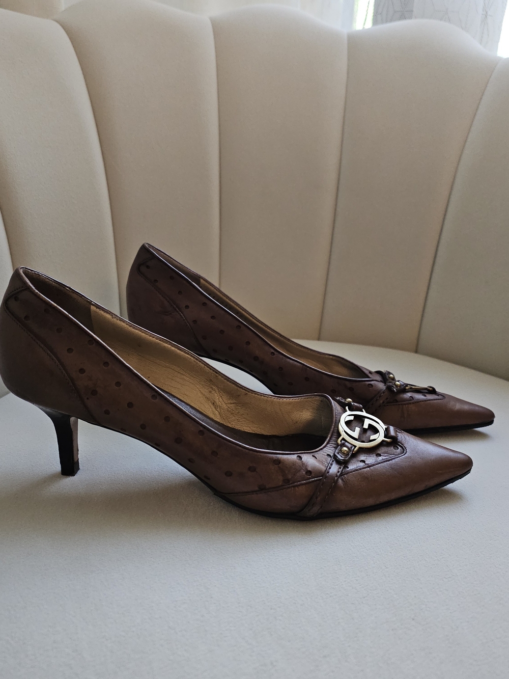 Gucci Vintage Tan Leather Pointed-Toe Kitten Heels with Gold Logo - Picture 7 of 14
